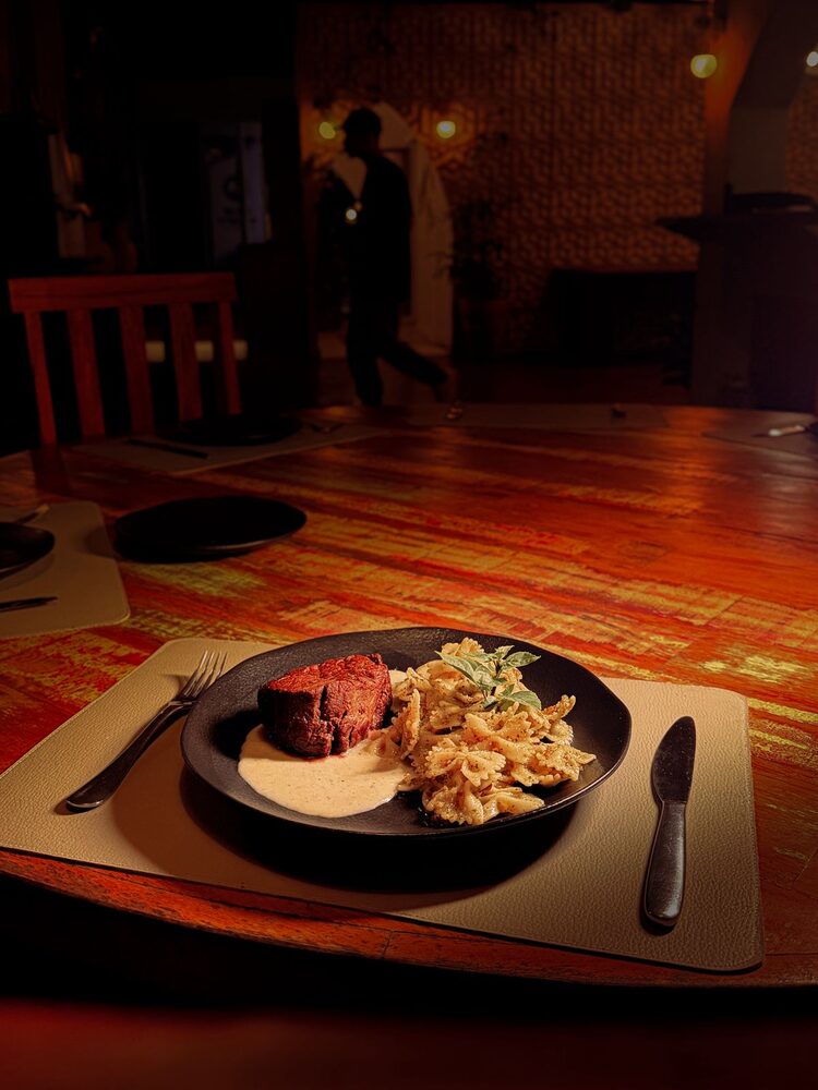 Ambiente noturno do bistrô