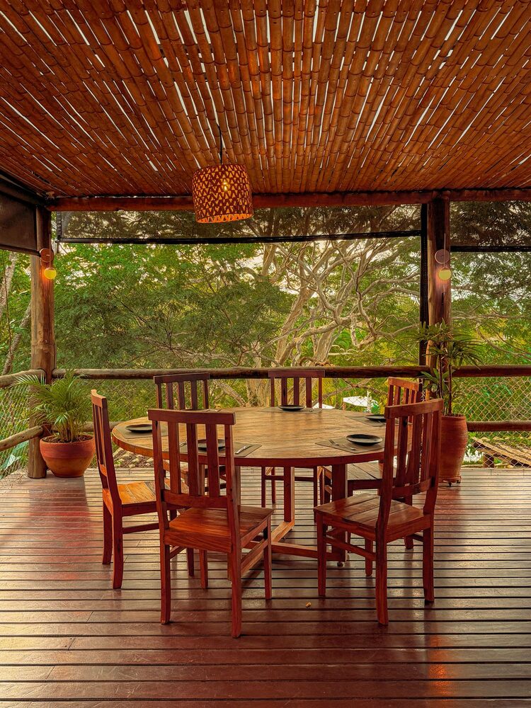 Deck do bistrô com mesa e cadeiras