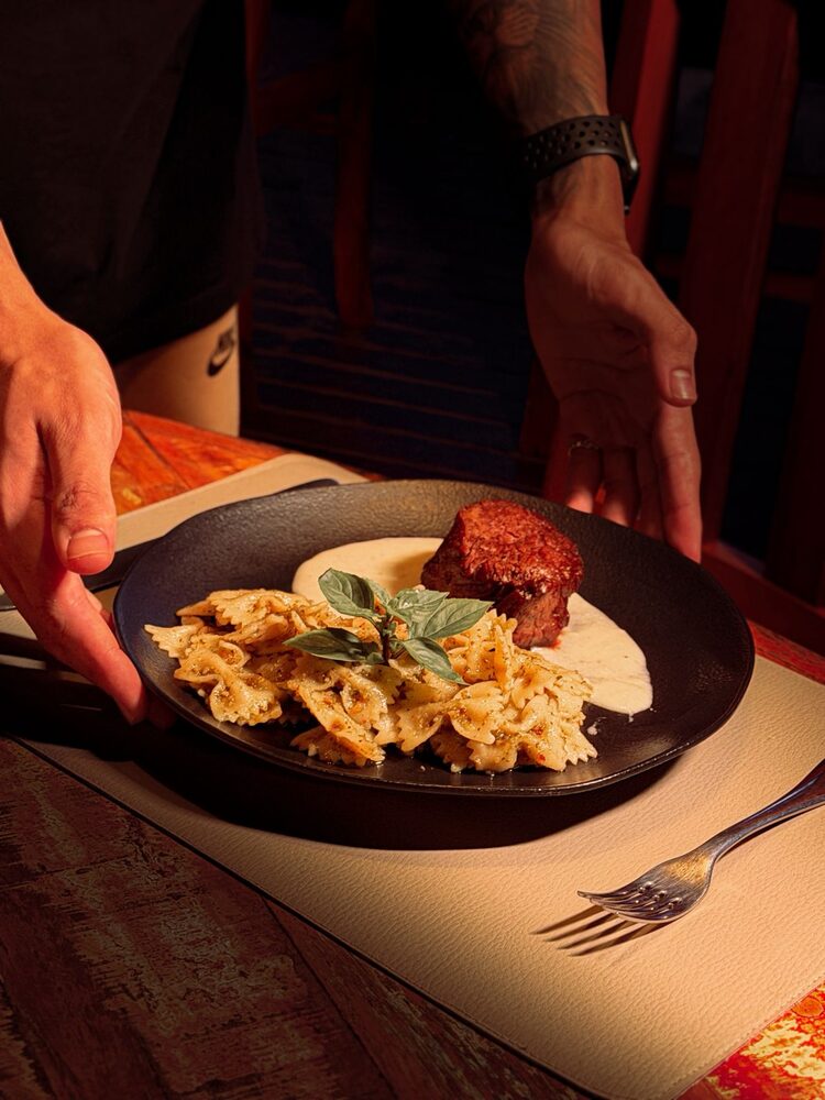 Prato de pasta servido no bistrô