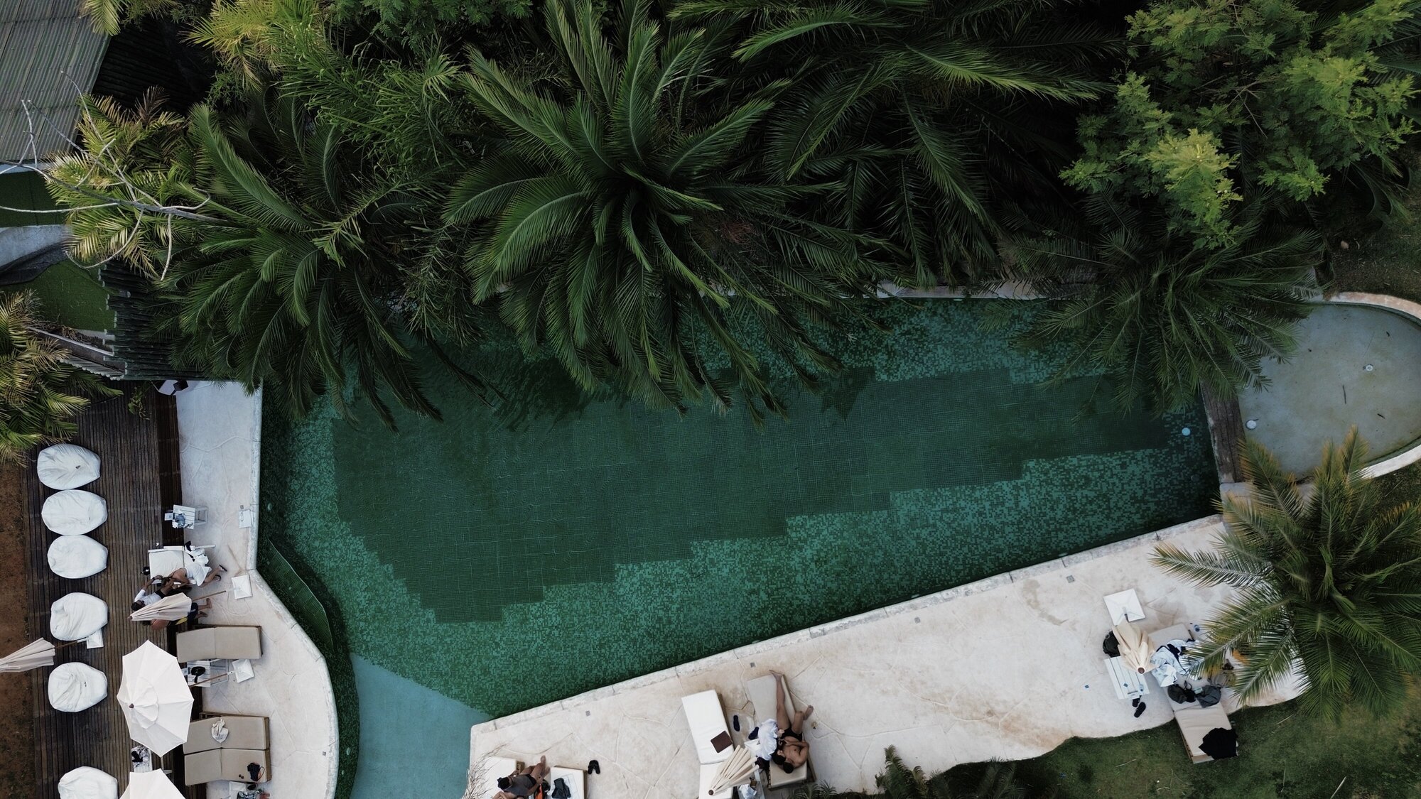 Piscina com pastilhas verdes da Baguá