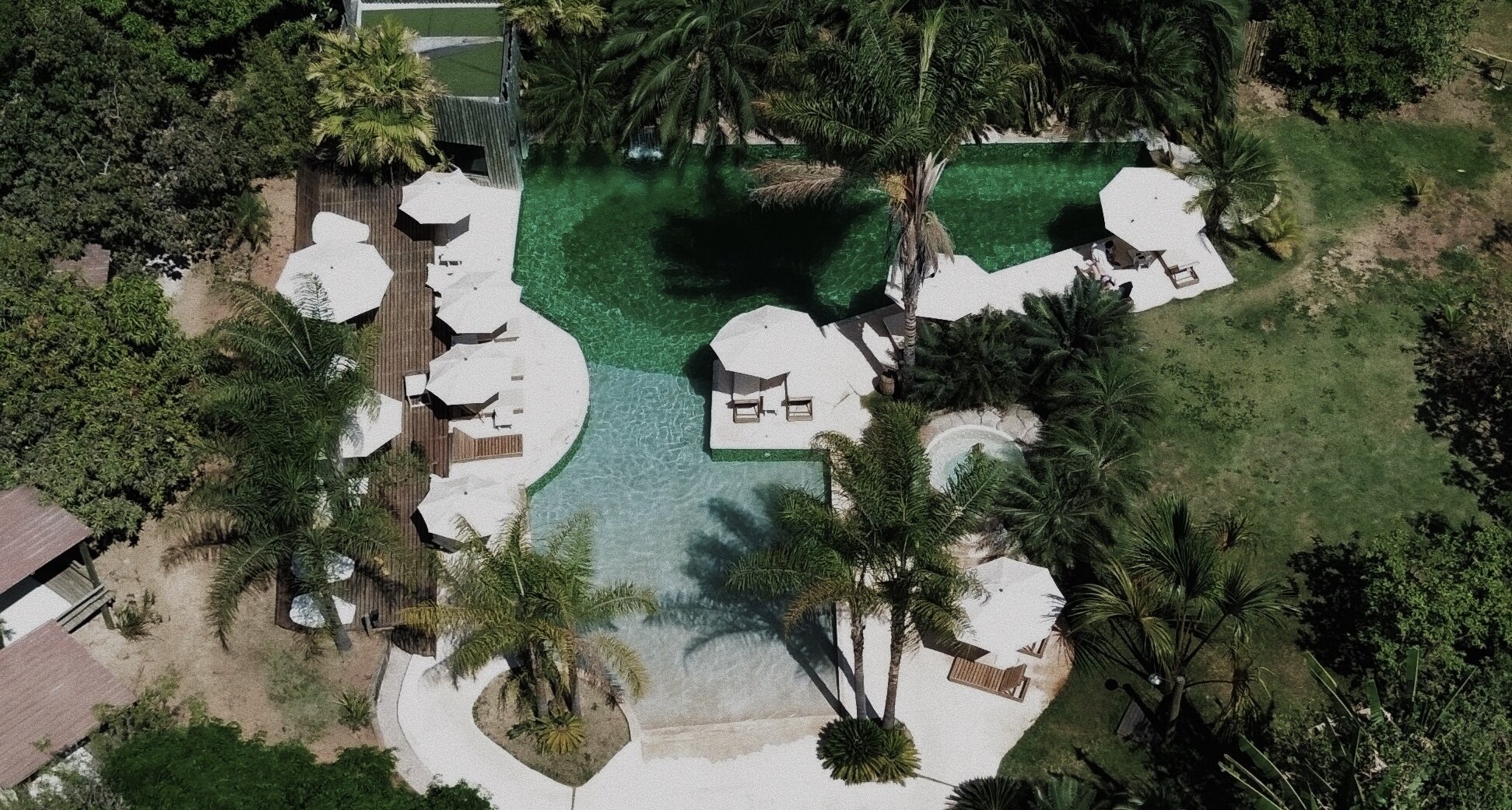 Piscina estilo lagoa da Baguá Bangalôs